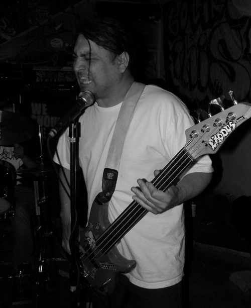 Noisear Joe Tapia on Bass Live