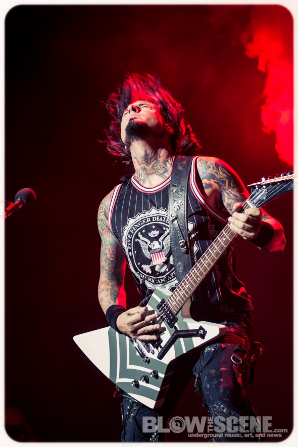 Five-Finger-Death-Punch-Mayhem-Fest-2013-band-0323