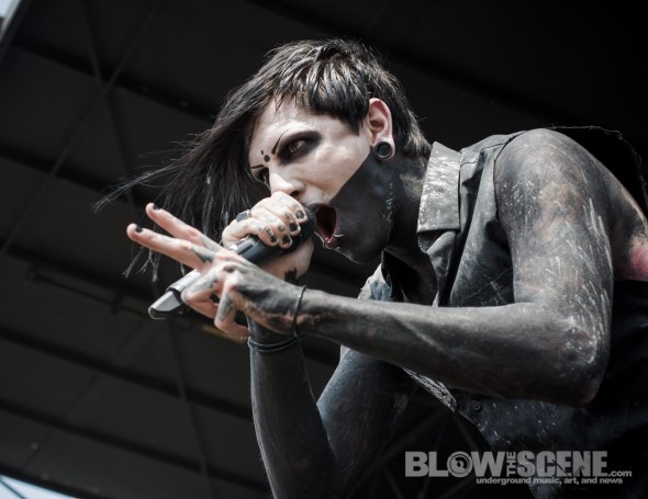 Motionless-In-White-Mayhem-Fest-2013-band-0101