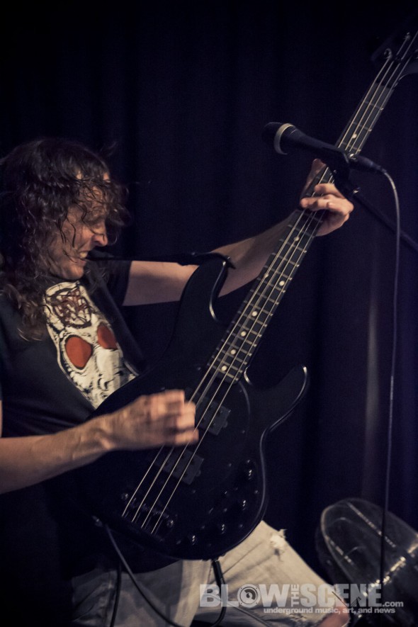 Die Choking-band-005